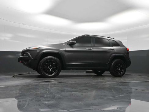 Used 2018 Jeep Cherokee Trailhawk w/ Quick Order Package 23L image 28