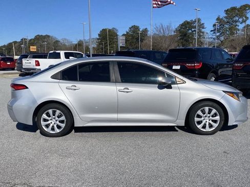 Used 2020 Toyota Corolla LE image 3