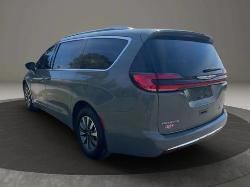 Used 2021 Chrysler Pacifica Touring-L FWD image 4