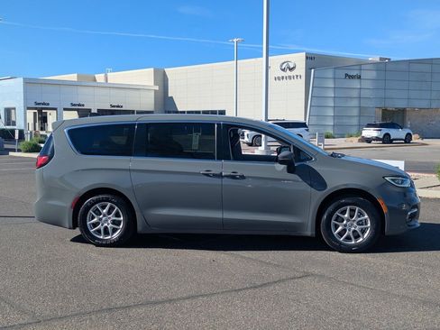 Used 2023 Chrysler Pacifica Touring-L image 4
