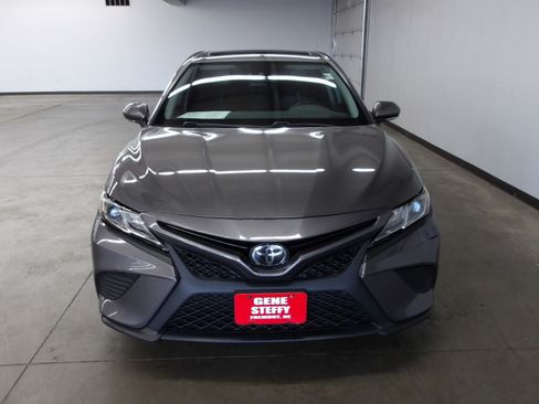 Used 2020 Toyota Camry SE w/ Convenience Package FWD image 6