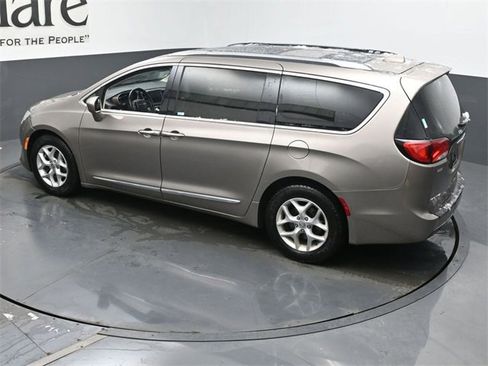 Used 2018 Chrysler Pacifica Touring-L Plus w/ Tire & Wheel Group image 43