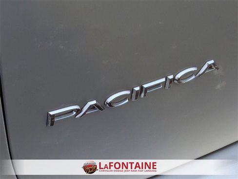 Used 2024 Chrysler Pacifica Touring-L image 10