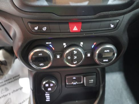 Used 2017 Jeep Renegade Trailhawk w/ Popular Equipment Group AWD/4WD image 26