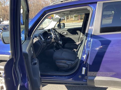 Used 2017 Jeep Renegade Latitude w/ Cold Weather Group image 18