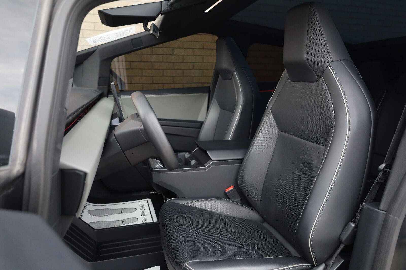 Used 2025 Tesla Cybertruck AWD Crew Cab image 19