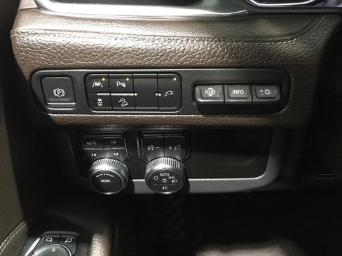 Used 2021 GMC Yukon XL Denali w/ LPO, Illumination Package image 19