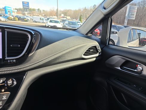 Used 2022 Chrysler Pacifica Touring-L w/ S Appearance Package image 25