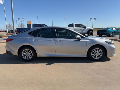 Used 2025 Toyota Camry LE image 6