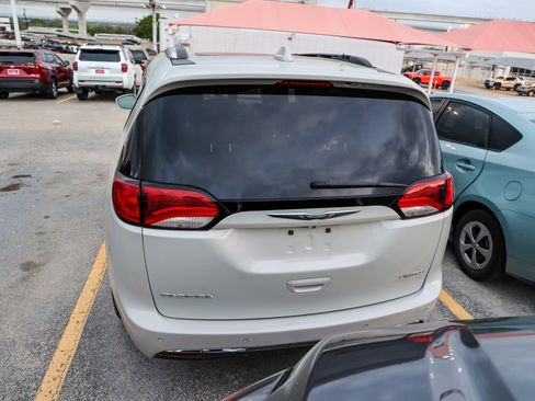Used 2017 Chrysler Pacifica Limited image 11