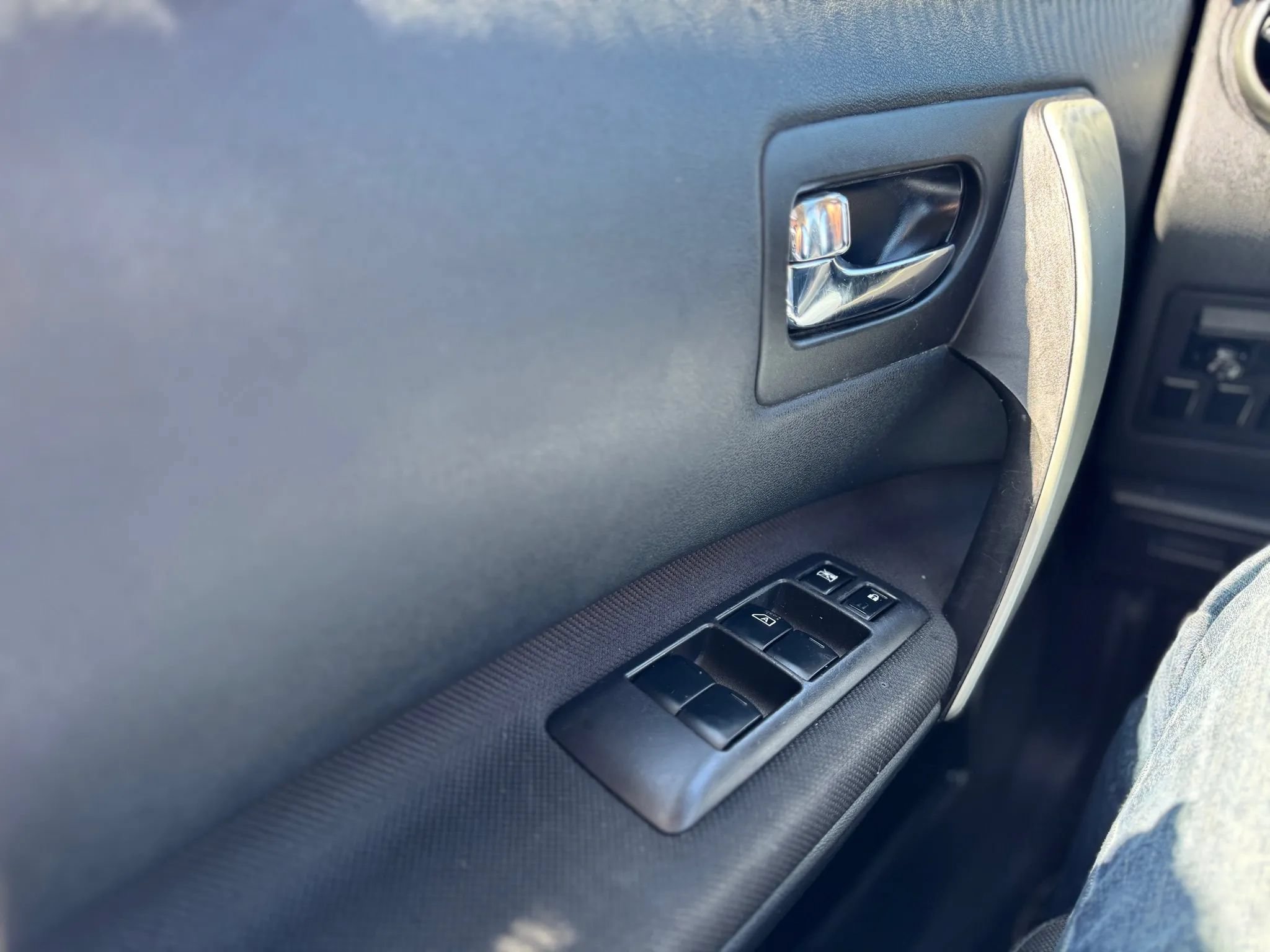 Used 2015 Nissan Rogue S FWD image 30