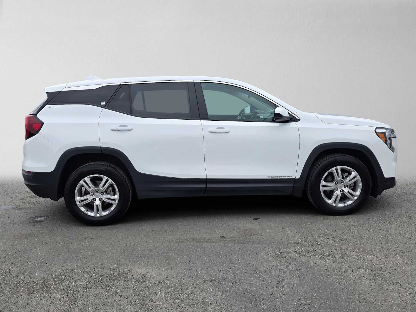 Used 2024 GMC Terrain SLE AWD/4WD image 2