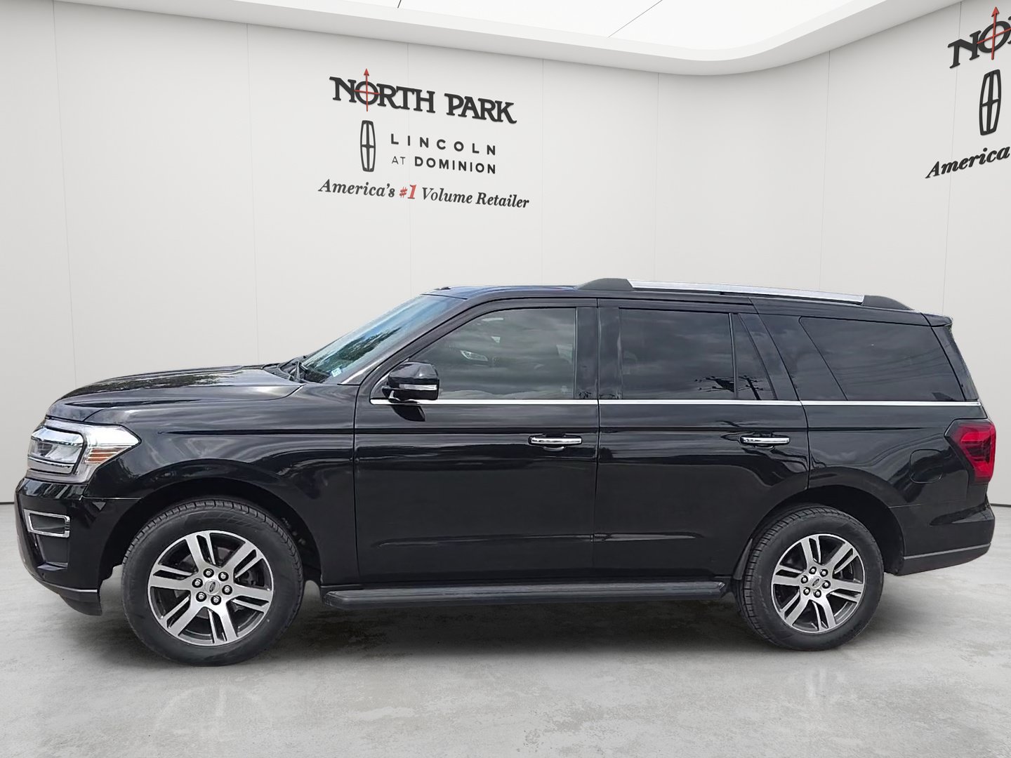 Used 2024 Ford Expedition Limited RWD image 2