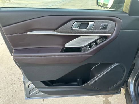 Used 2025 Ford Explorer Platinum image 15