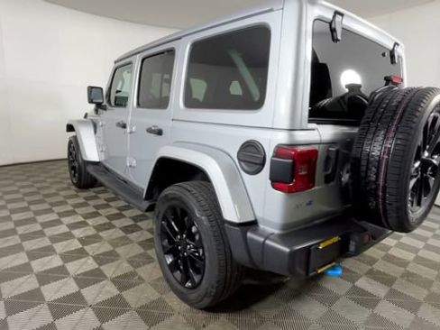 Used 2023 Jeep Wrangler Unlimited Sahara w/ Cold Weather Group AWD/4WD image 6