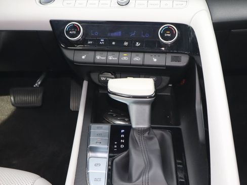 Used 2024 Hyundai Elantra Limited FWD image 11