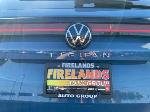 New 2025 Volkswagen Tiguan SE w/ Panoramic Sunroof Package image 15