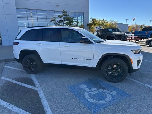 New 2025 Jeep Grand Cherokee Altitude AWD/4WD image 35
