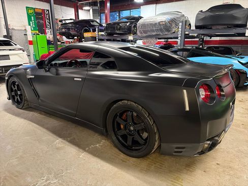 Used 2015 Nissan GT-R Black Edition image 9