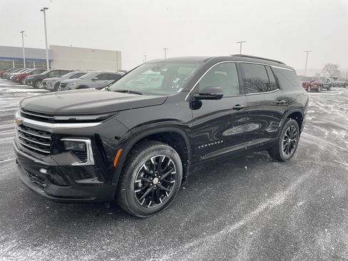 Used 2025 Chevrolet Traverse LT w/ Sun and Wheel Package image 1
