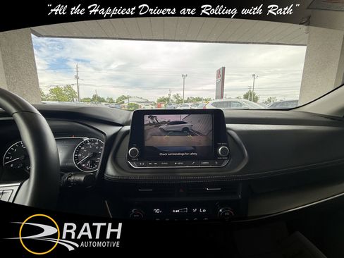 Used 2025 Nissan Rogue SV FWD image 16