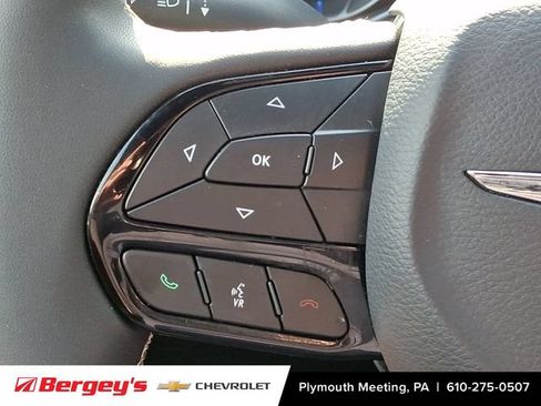 Used 2025 Chrysler Pacifica Limited FWD image 26
