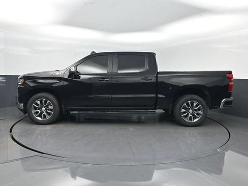 Used 2022 Chevrolet Silverado 1500 LT AWD/4WD image 2