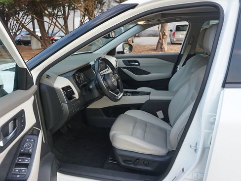 Used 2023 Nissan Rogue SL FWD image 2