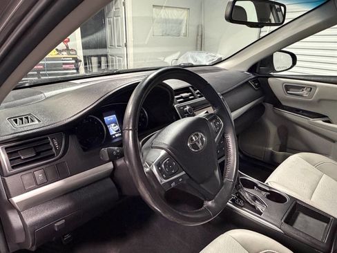 Used 2017 Toyota Camry SE w/ Moonroof Package image 12