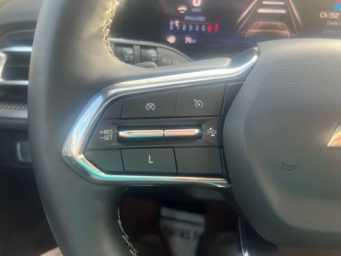 Used 2025 Chevrolet Traverse LT image 17