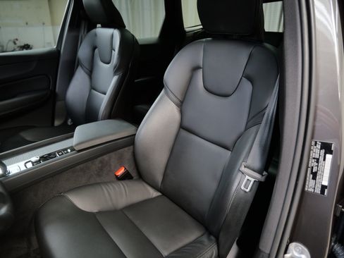 Used 2025 Volvo XC60 B5 Core AWD/4WD image 3