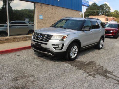 Used 2016 Ford Explorer XLT FWD image 3