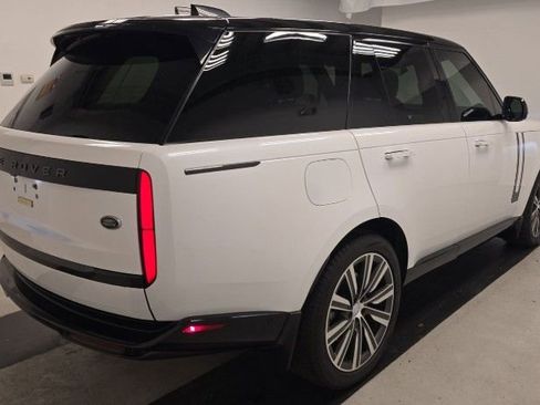 Used 2023 Land Rover Range Rover SE image 2