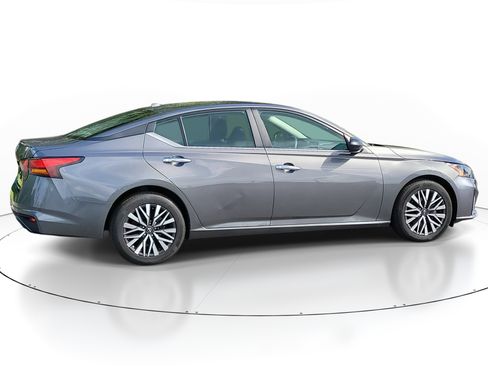 Used 2025 Nissan Altima 2.5 SV FWD image 8