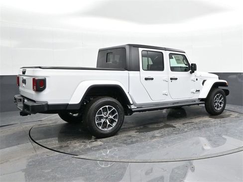 Used 2024 Jeep Gladiator Sport image 4