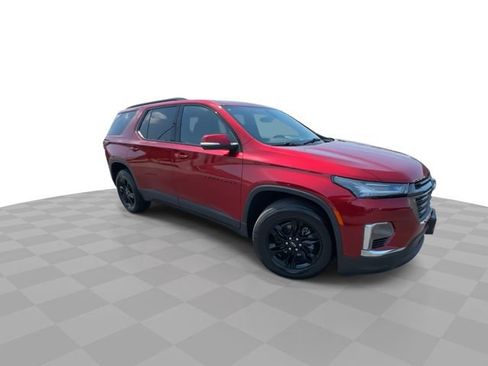 Used 2023 Chevrolet Traverse LT FWD image 2