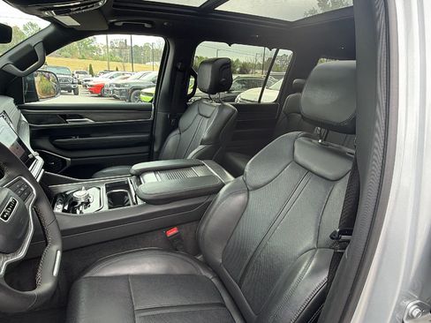 Certified 2024 Jeep Wagoneer Series III w/ Premium Group I AWD/4WD image 18