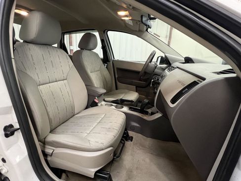 Used 2010 Ford Focus SE image 5