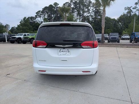 Certified 2022 Chrysler Voyager LX FWD image 4