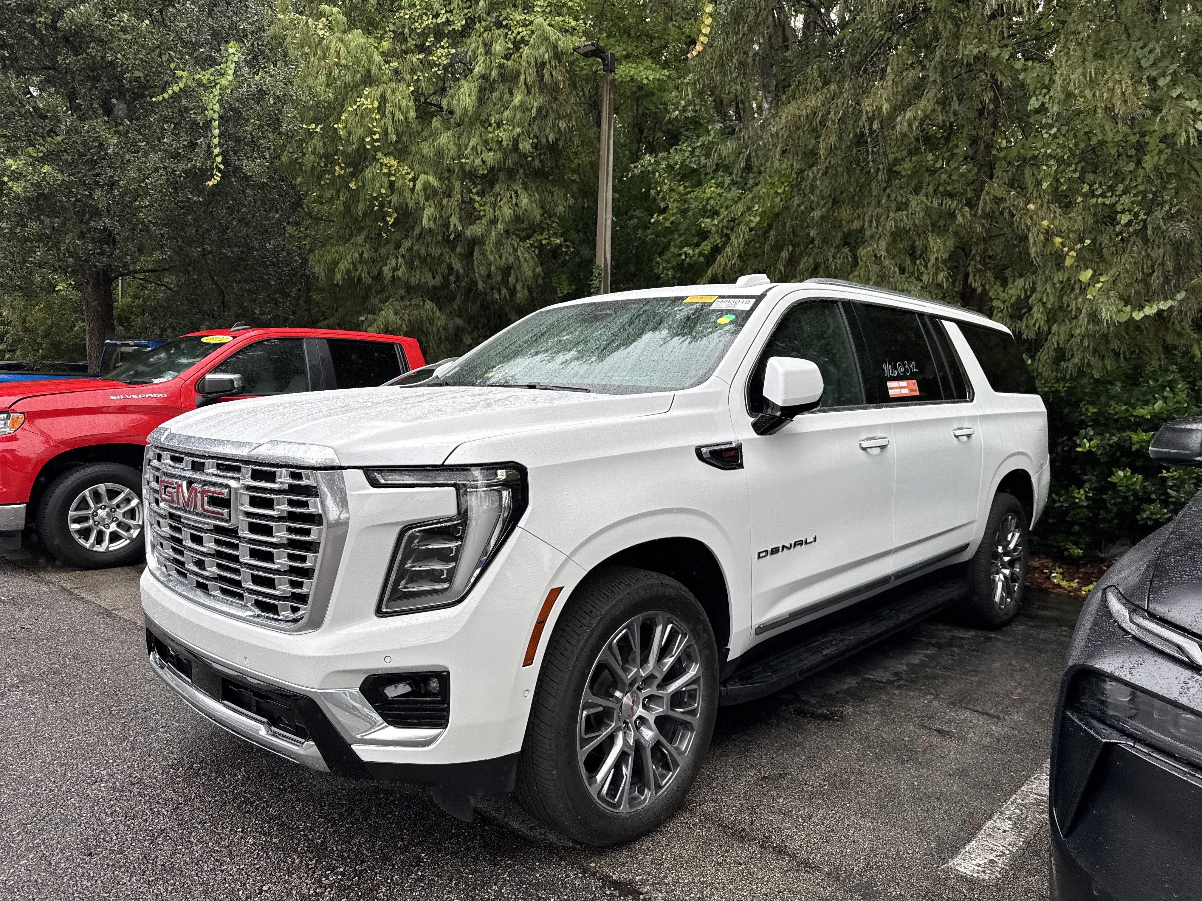 Used 2025 GMC Yukon XL Denali AWD/4WD image 4