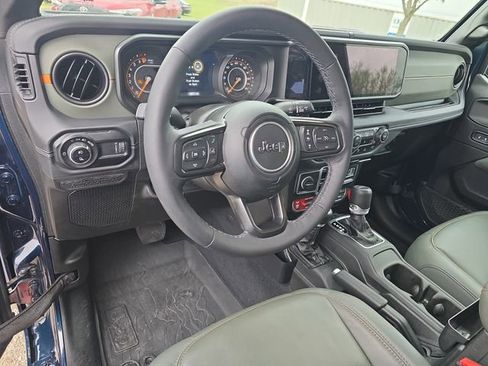 Used 2025 Jeep Gladiator Mojave AWD/4WD image 16