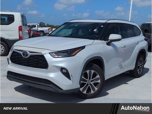 Used 2022 Toyota Highlander XLE image 1