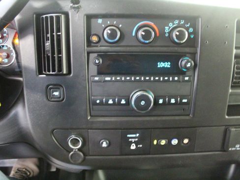Used 2020 Chevrolet Express 2500 RWD image 12