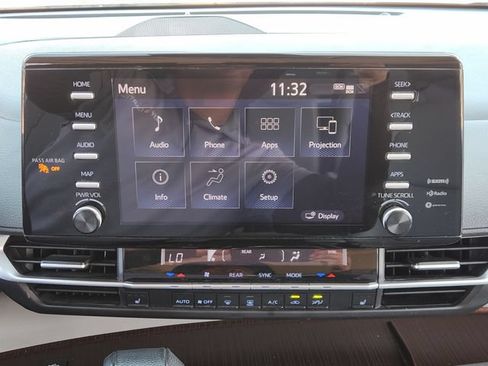 Used 2021 Toyota Sienna XLE FWD image 16