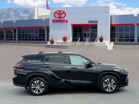 Used 2023 Toyota Highlander XLE AWD/4WD image 3