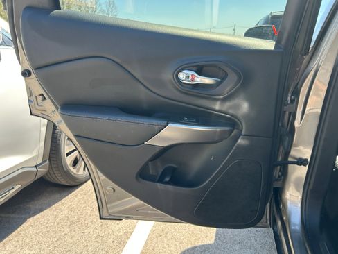 Used 2019 Jeep Cherokee Limited image 14