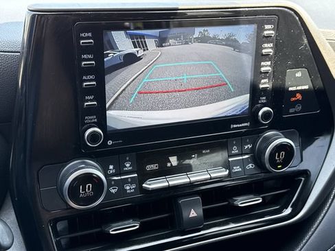 Used 2020 Toyota Highlander L FWD image 20