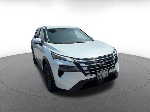 Used 2025 Nissan Rogue SV AWD/4WD image 3