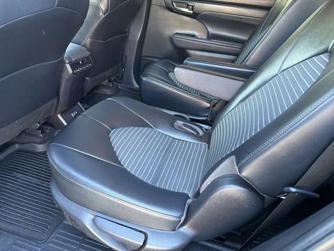 Used 2022 Toyota Highlander XSE image 19
