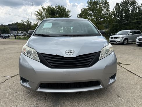 Used 2013 Toyota Sienna L w/ Towing Pkg FWD image 8